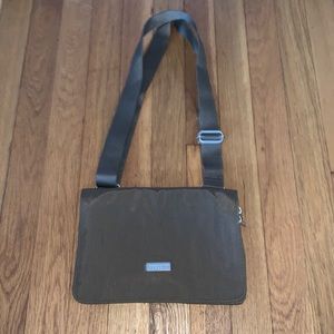 Like new! Baggallini Tan nylon crossbody bag purse